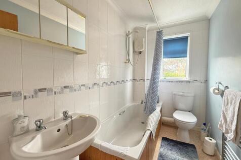 Beaumaris Close 1 - Bathroom.jpg