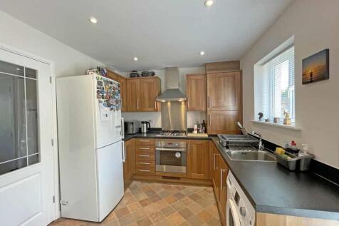 Cobham Close 49 - Kitchen 2.jpg