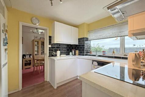 Pattinson Drive 48 - Kitchen.jpg