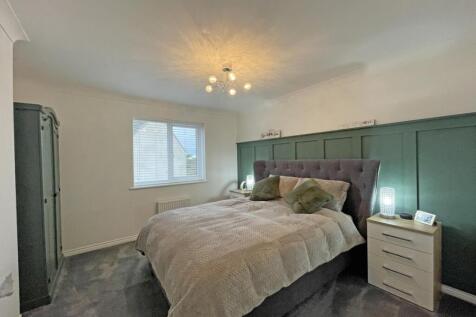 Ravenglass Close 20 - Bed 1 Front.jpg