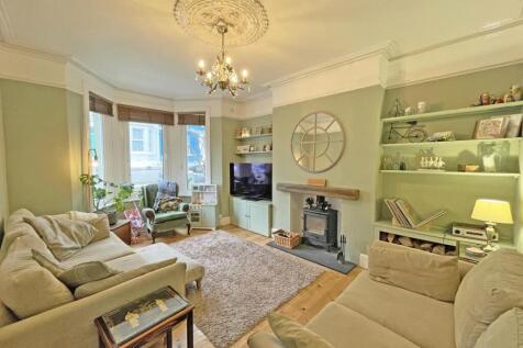 Wesley Avenue 32 - Lounge Front.jpg