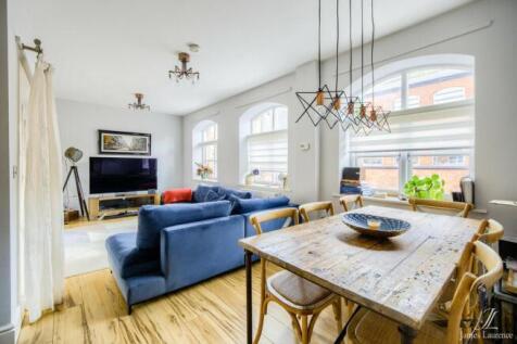 OPEN PLAN LOUNGE &amp; DINING AREA