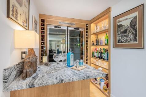 Bar (Family Dining Room)