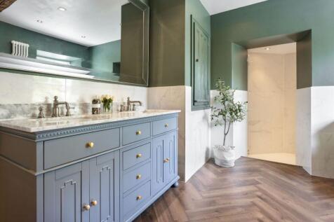 Master bedroom en-suite