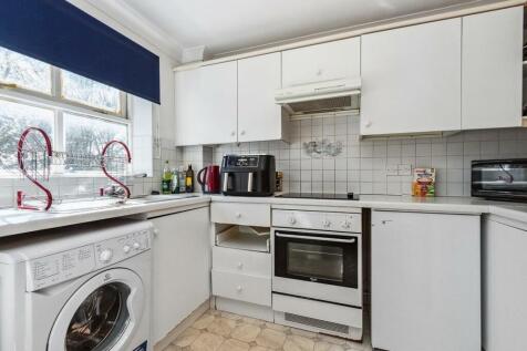 5 Searle Court CR4 3SF kitchen.jpg