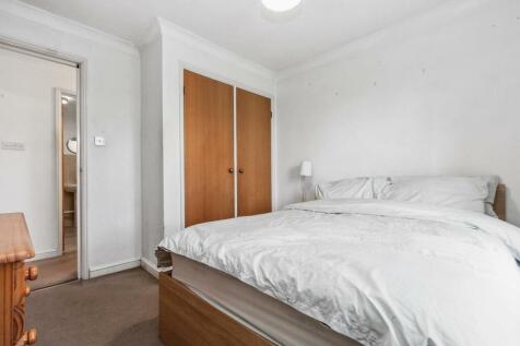 5 Searle Court CR4 3SF bedroom 1b.jpg