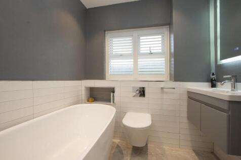 14 Hadleigh Drive, Sutton bathroom 2.jpg