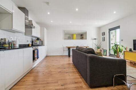 32 Spur House London SW19 reception 1.jpg