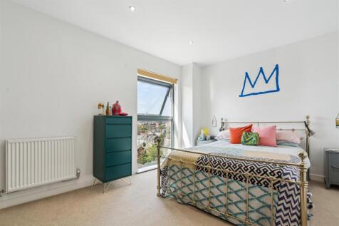 32 Spur House London SW19 bedroom 1.jpg