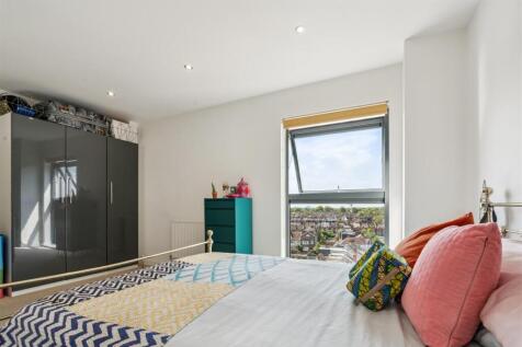 32 Spur House London SW19 bedroom 1b.jpg