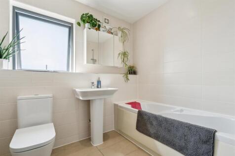 32 Spur House London SW19 bathroom.jpg