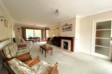 13 Grenada Close - Lounge1.jpg