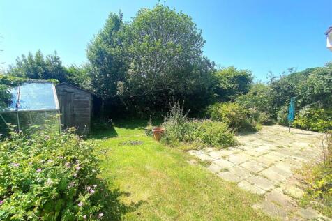 11 Summer Hill Rd - Garden.jpg