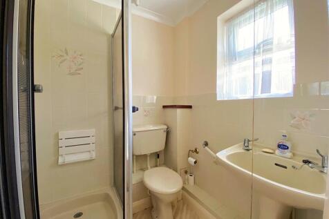 77 Rotherfield Ave - Shower.jpg