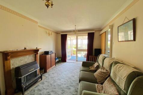 77 Rotherfield Ave - Lounge1.jpg