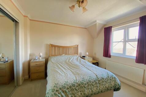 77 Rotherfield Ave - Bed1.jpg