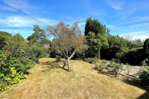 35 The Highlands - Front garden to use.jpg