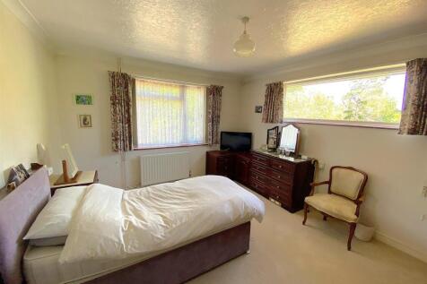 35 The Highlands - Bedroom 1.jpg