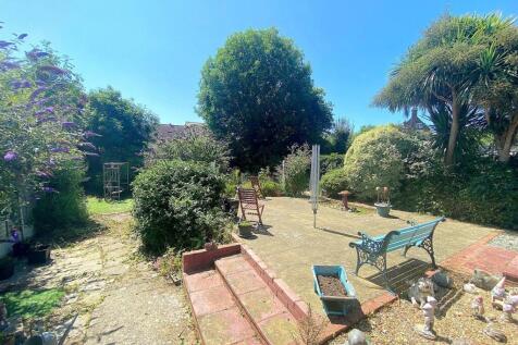 10 Claxton Rd - Garden.jpg