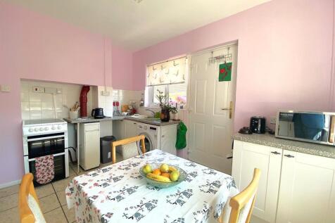 10 Claxton Rd - Kitchen1.jpg