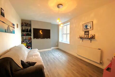 1 St Margarets Ct - Lounge1.jpg