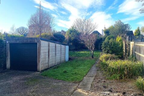 25 Hillcrest Ave - Garden1.jpg