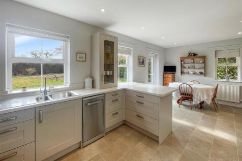 Kitchen2.jpg
