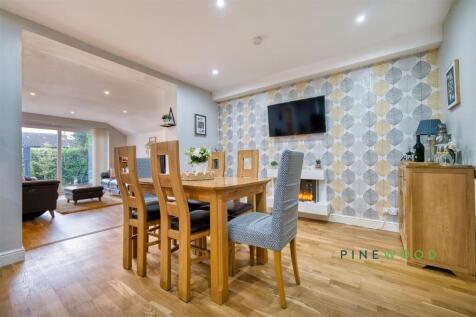 KITCHEN / DINING ROOM