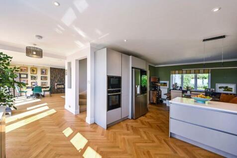 Kitchen/breakfast/dining room
