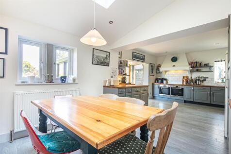 Dining area to kitchen