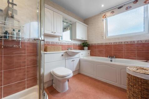 EN-SUITE BATHROOM