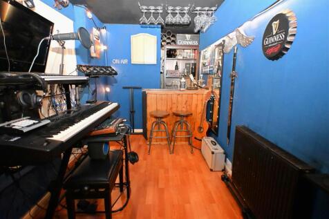 Bar/studio