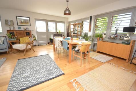 Kitchen/ dining/ living room