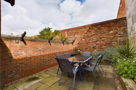 Rear courtyard style garden