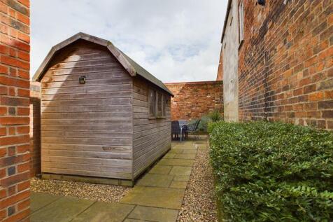 Rear courtyard style garden