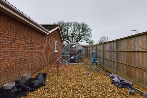 Side gravelled space