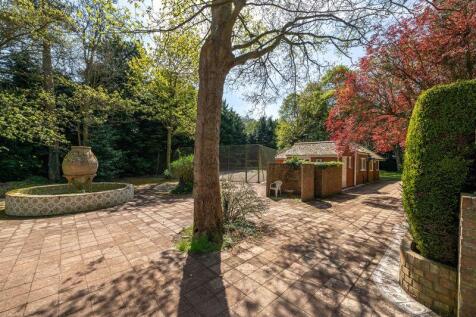 Lodge Garden &amp; Tennis Court