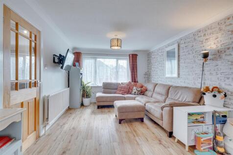 Heath House, Centre Drive, Newmarket--20.jpg