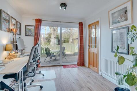 Heath House, Centre Drive, Newmarket--18.jpg