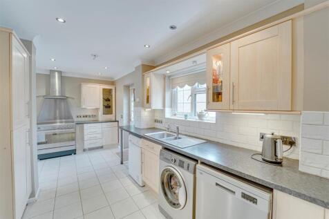 Santis House, 24 Tithe Cl, Gazeley-13.jpg