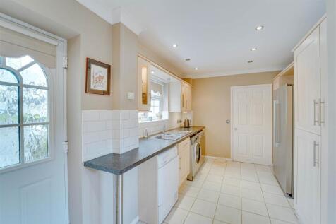 Santis House, 24 Tithe Cl, Gazeley-12.jpg