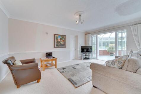 Santis House, 24 Tithe Cl, Gazeley-23.jpg