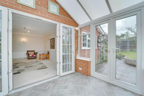 Santis House, 24 Tithe Cl, Gazeley-21.jpg