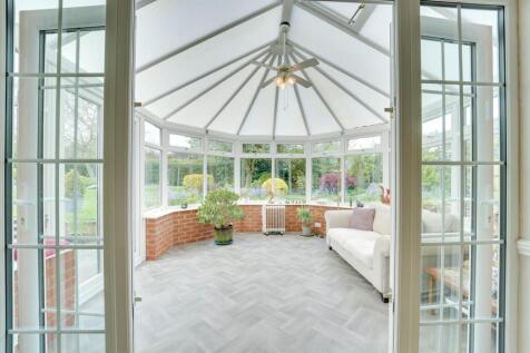 Santis House, 24 Tithe Cl, Gazeley-19.jpg