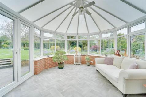 Santis House, 24 Tithe Cl, Gazeley-18.jpg