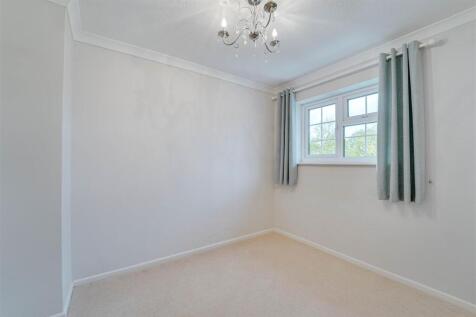 Santis House, 24 Tithe Cl, Gazeley-29.jpg