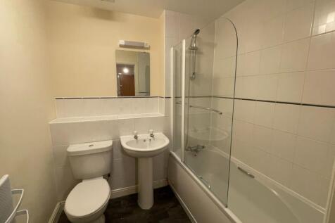 83 Riverside Drive - Bathroom.jpeg