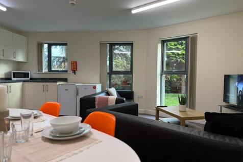 Longdales Lodge - Kichen Dining Living .jpeg