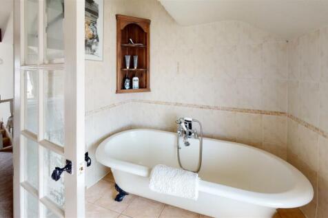 Irish-Bar-Bathroom.jpg