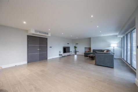 Plot 5 Yacht Haven 25 10.jpg
